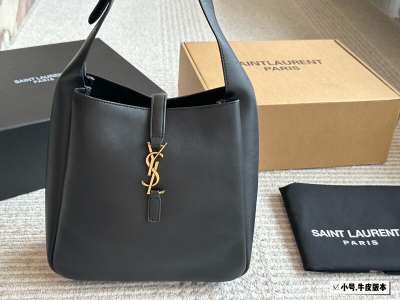 f5251941ec.jpg 235 cowhide
Complete packaging
size:24 20cm
YSL Rose Hobo Underarm Bag
The next hit is it!
Lightweight and full of fashion sense!
It's really a great back!!