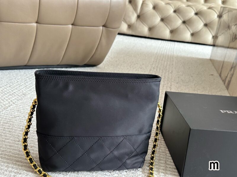 240 boxes
size：20cm
Prada Hobo Vintage Underarm Bag
Zhuzhu nylon chain bag of the same style!
Minimalist yet sophisticated chain bag
Being carried by the celebrity Zhu Zhu immediately became popular!
Nylon is lightweight, practical, durable, and ea...