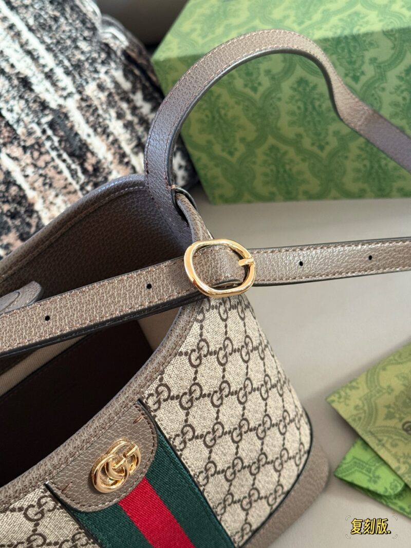 f56b3ef4b9.jpg 225 with box, 235 without box
Size: 22 * 20cm (small)
34 * 32cm (large)
GG bucket bag with versatile HOBO design
Very durable
Practical large capacity~Adjustable shoulder strap
It can better meet different dressing needs and allow you to freely match them
