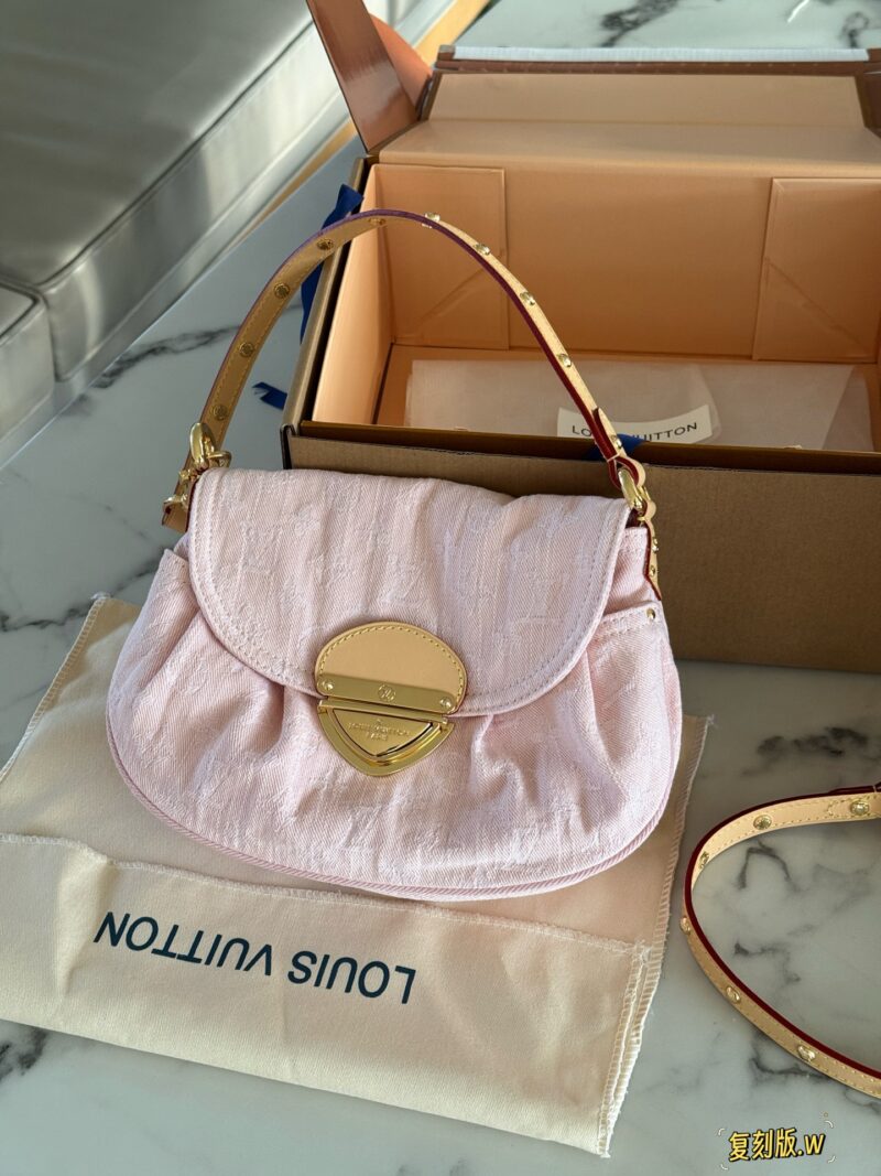 320 box (replica version)
size：26*18cm
L's denim sunset is perfect for spring and summer
I really like the tannin series
The Sunset capacity is sufficient,
Soft and not afraid of pressure,
Pink cherry blossom ingots are too cute!! Who can withstand this