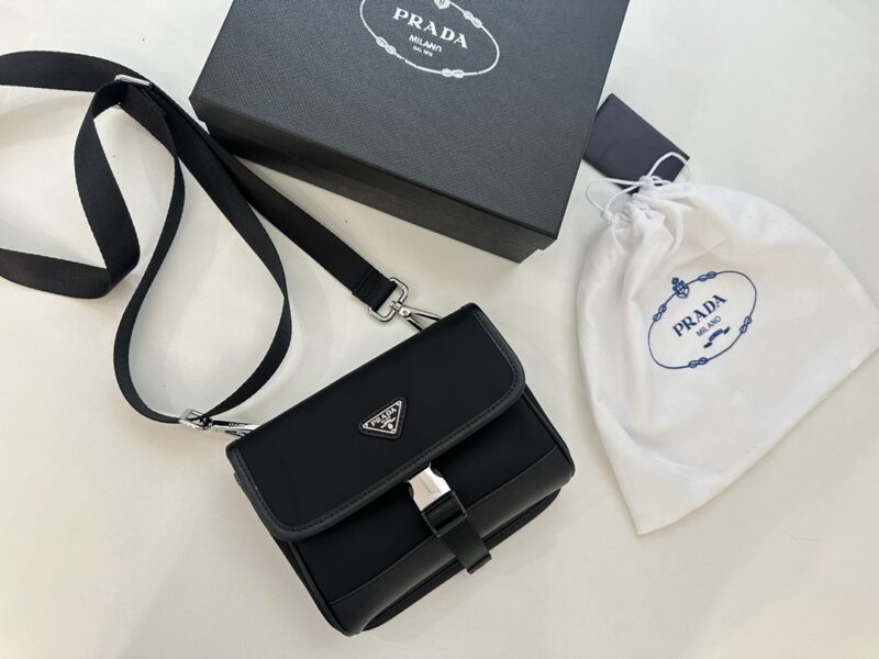 Complete gift box packaging ? Vertical PRADA ? Model 2020-2 Large Horizontal Mobile Phone Bag [Strong] Crossbody Bag Waist Bag Multi purpose unisex Milan Creation. Miuccia Prada's unique talent lies in her relentless pursuit of new ideas, blendin...