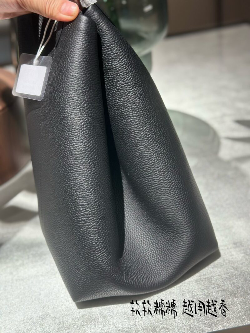 f598540d97.jpg Bucket Bag ? Gift inner bag G7155 # p375
Liu Yifei, Ni Ni, Dong Jie, Naza, Yang Mi
Waiting for many female celebrities to wear the same bucket bag as the old forward bucket bag, medium size full grain top layer cowhide
The favorite of minimalism, w...