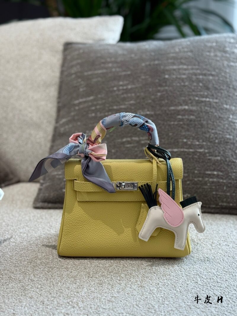 Cowhide P330
High quality texture, versatile upper body, super stylish!!
Hermes MiniKelly II,
Suitable size for all age groups, playful and cute to carry~20cm
