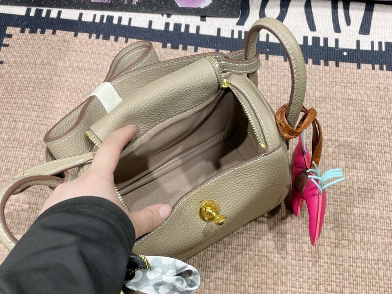 Folding box ? Airplane Box
Hot products, hot products, beautiful
Hermes Lindy Mini
Super versatile!
Size：19*12cm