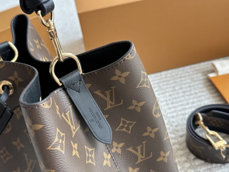 255 wide shoulder straps with box
High quality daily recommendation
L Home Bucket Bag Noe Bucket
This water bucket has a soft texture
Size: 26cm
Cross shoulder/single shoulder is more comfortable
Search for Lv bucket bag