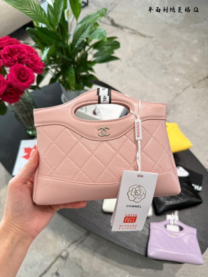 Chanel 31bag mini p199
I don't believe this stunning 31 bag nano can't take you down~I fell in love with it in just one second!!!
White is both girlish and elegant
The luster emanating from the oil and wax lambskin is absolutely stunning+
Nano size i...