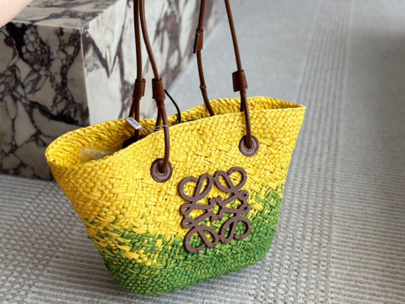 f5dd74033d.jpg 179 without box
Size: Bottom width 30, top width 50 * height 25cm
LOEWE | Grass woven bag
Don't you have such a beautiful straw woven bag in summer?
100% suitable for vacation~
Look at the sea, look at the sea, look at the sea