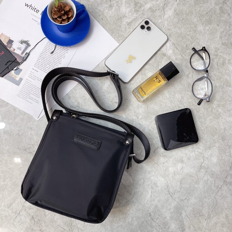 f5e025e215.jpg Pure original top quality latest single shoulder crossbody bag mobile phone bag high-end luxury original board imported waterproof fabric with cowhide luxury triangle mark hardware, clear logo, quality absolutely comparable to the original, mini vers...