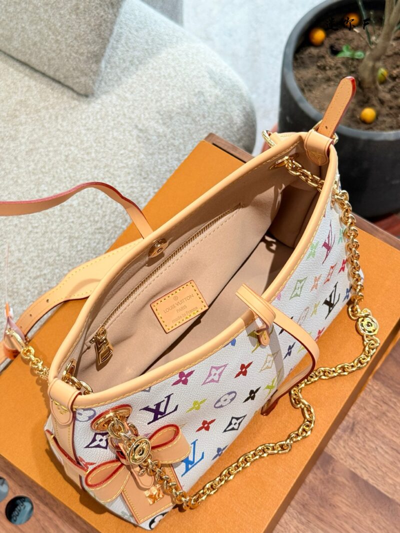 Color changing skin
It's definitely the next big hit
One of the main reasons why I like LV is because it is practical and durable in leather
The latest Carryall BB is still made of white tri colored leather, which is very, very soft and feels very go...