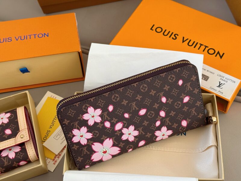 f5e595f54a.jpg 160 boxes
size:19.5*10.5cm
L Family Sakura Flash Series Wallet
lovely! Easy to carry!
A wallet with constantly online appearance
Zipper style! Capacity is super okay