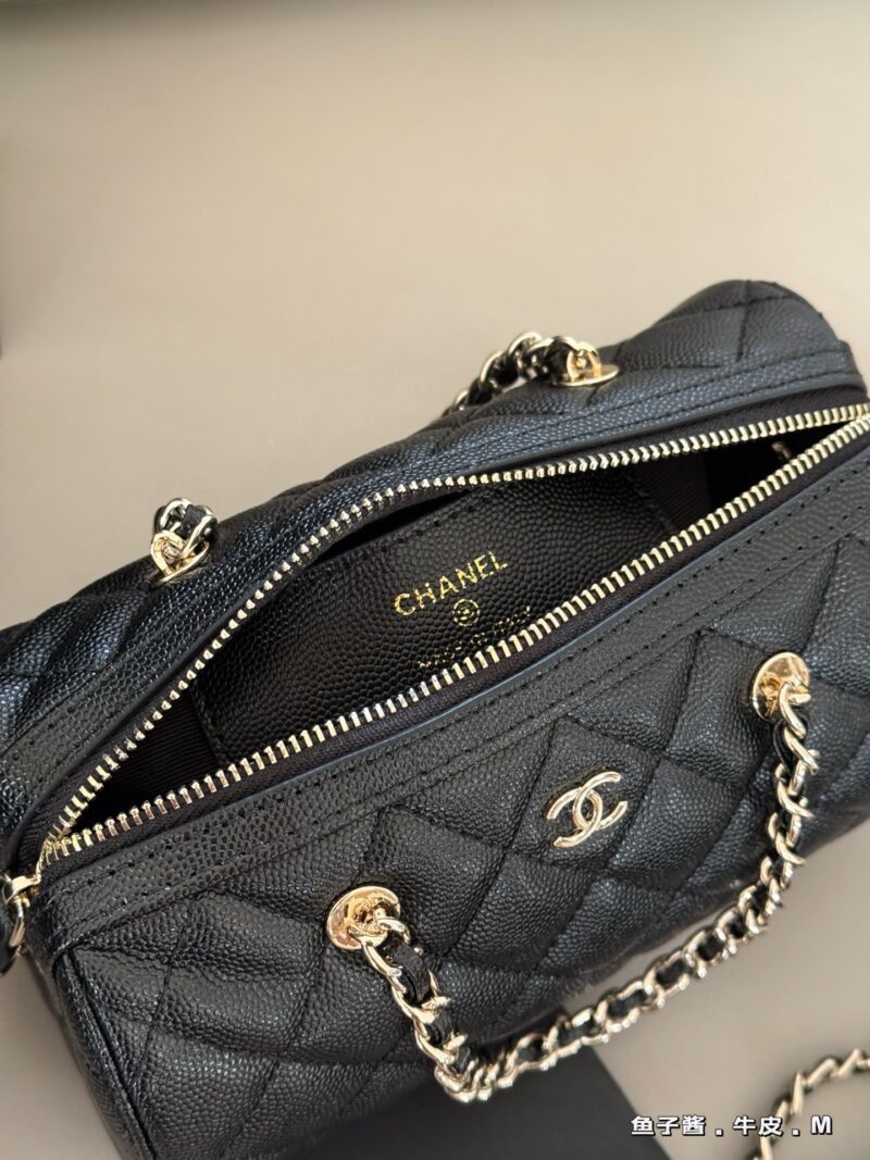260 box cowhide
size：18*12cm
The Relaxation of Xiaoxiang's 25p Bowling Bag
Litchi peel and detachable chain
The round and plump bag has a particularly good capacity
I don't choose outfits either!
Belonging to the classic style of bowling!