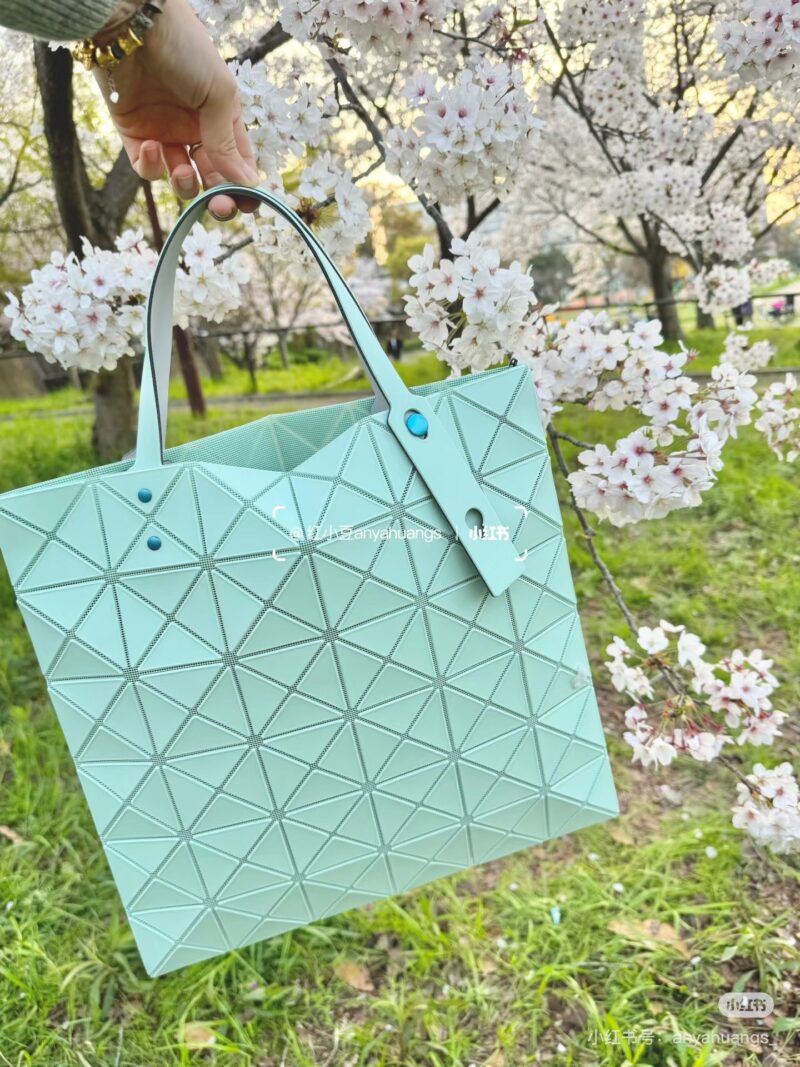 Comfortable and simple ooted!
Issey Miyake