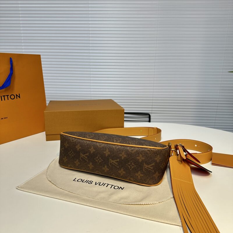 f5f0a58a04.jpg 260 Purchasing Grade Duty Free Edition M11623 This Pochette Accessory XL handbag features a Monogram pattern on Monogram Dust canvas that has been tested over time, injecting a handsome atmosphere into the classic configuration originating from 1990....