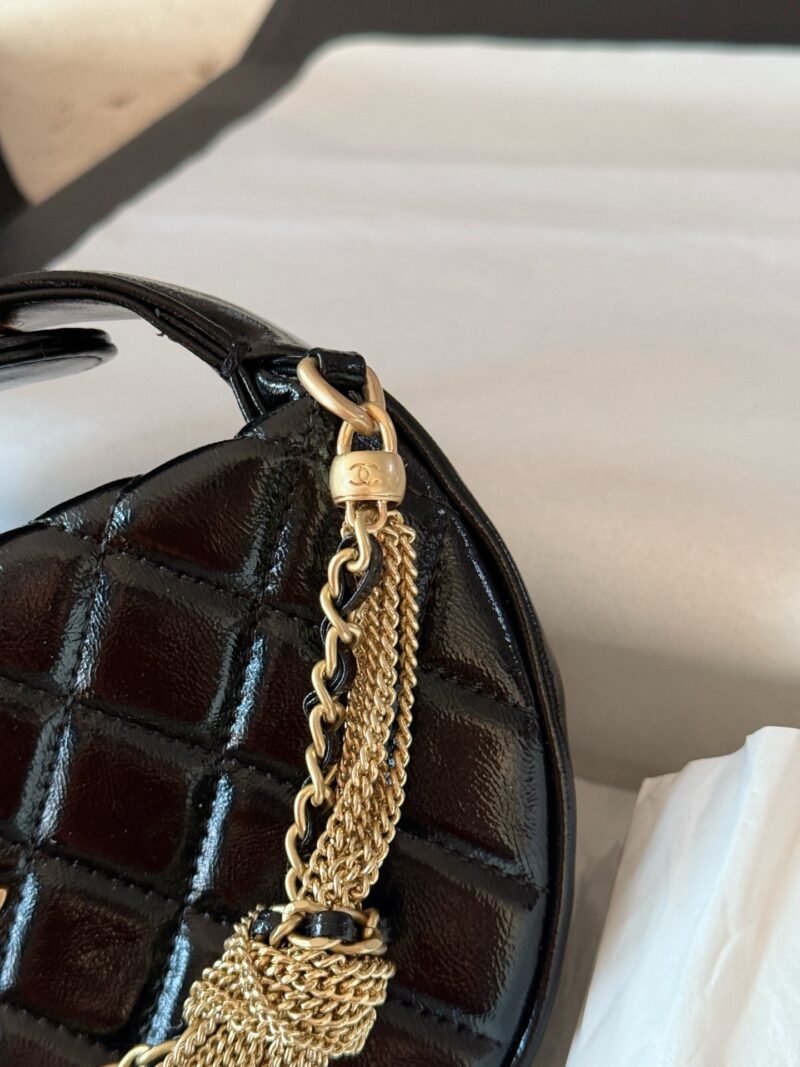 f5f73b6557.jpg 225 boxes
size:18*12.5cm
Xiaoxiang's 24A hula hoop is amazing!
Oil wax cowhide hula hoop bag
Really cute, huge, exquisite and beautiful
The gold tassel chain of 24 inches looks more fashionable and luxurious
Carry the high-end items casually
Did th...