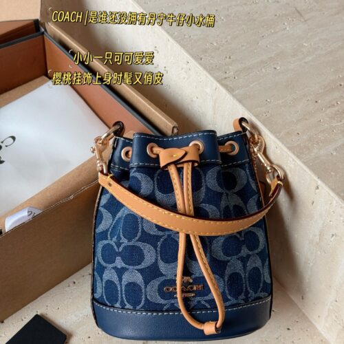 225 boxes
size：14*16cm
C Mini Bucket Bag is super cute!
COACH | Who hasn't owned a denim denim bucket yet
What a cute and lovely little bucket!
Isn't it too delicate and cute
Search Coach Coach Bucket