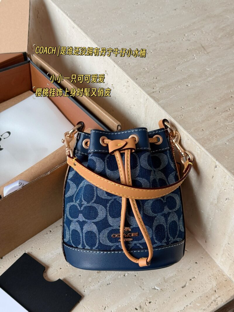 f601d57ebd.jpg 225 boxes
size:14*16cm
C Mini Bucket Bag is super cute!
COACH | Who hasn't owned a denim denim bucket yet
What a cute and lovely little bucket!
Isn't it too delicate and cute
Search Coach Coach Bucket