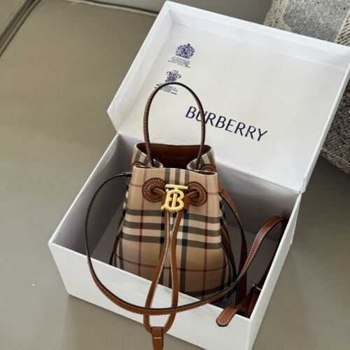 225 boxes
size：16*18cm
Bur | Knocking Cute Bucket Bag~
Multi color matching, portable crossbody can be freely matched~