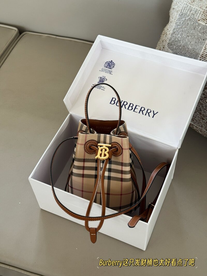 f601ef1c16.jpg 225 boxes
size:16*18cm
Bur | Knocking Cute Bucket Bag~
Multi color matching, portable crossbody can be freely matched~