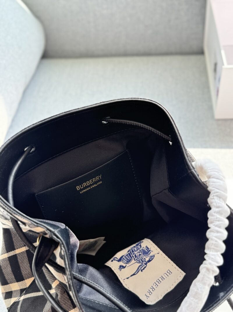 200 fold box
size：26×26
Burberry plaid bucket bag, single shoulder handbag
B's one of the few bags with both design and sophistication
Can be carried by hand or slung diagonally
Various styles can be mastered and super versatile~
Compared to other...