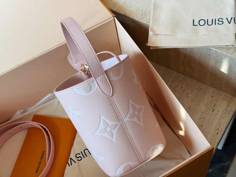f626fff551.jpg 235 box
size:18*16cm
ALL IN BB Heavy Attack with New Colors|
Who wouldn't be confused after reading this!
I didn't expect to like it more and more as I watched it
There are two sizes of holes for L home AII IN BB
25ss bucket bag