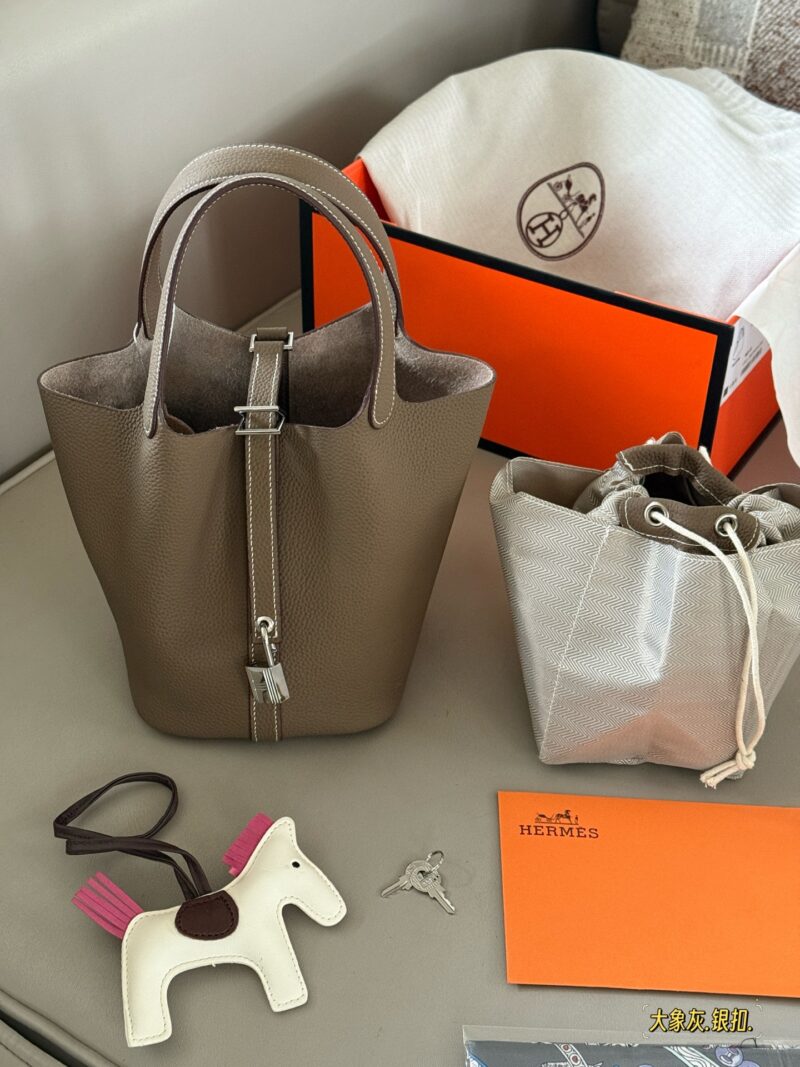 240 pairs folding box (silver buckle)
size：18*19cm
Basket of vegetables - gentle to the touch
H Family Vegetable Basket ???
Top layer TC cowhide/oil wax thread
?? Delivery scarves ?? Paired with a pony
?? The leather has a gr...