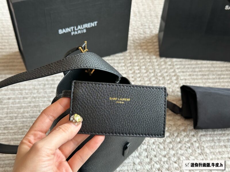 f637cf7de5.jpg 240 box cowhide
Size: 16 * 15cm (mini)
Who hasn't owned it yet
ysl soft hobo! I really love this bag
Extremely practical!
Choose it for the big bag~
The leather feels so good!