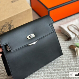 Box oil wax skin
Size: 22 * 16cm (small)
26.5 * 17cm (medium)
30 * 23cm (large)
24Ahobo Xiaoxiang's home
Xiangxiang loves new styles recently
Hobo armpit bag exudes a strong atmosphere, who knows!! good-looking!
