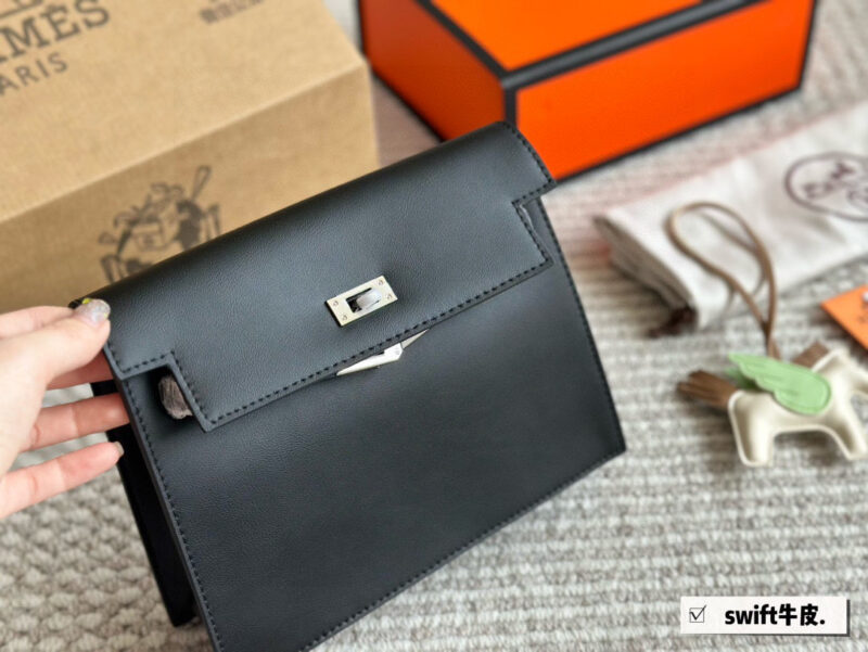 Box pairing
size：22*18cm
Newly emerging skin ??
Dance bag Kelly Danse ??
Complete logo
Authentic version can have multiple uses
It can be carried on both shoulders, slung over the waist, or carried by hand
Specially practical, advanced, and...