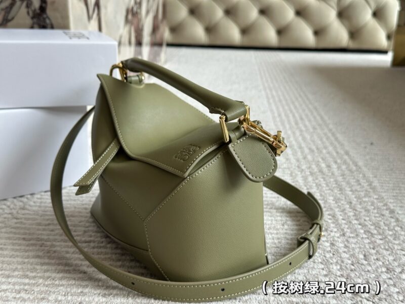 260 boxes
Size: 24 * 15cm (large)
Loewe Geometry Package Puzzle
A very textured color,
Green Puzzle Edge is very advanced!
?? Cowhide quality!
Completely hold on!