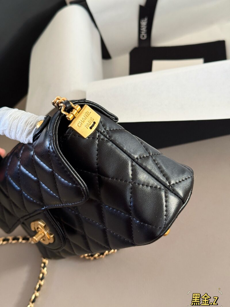 f6583f2554.jpg 235 with packaging
size:20*14cm
Xiaoxiangjia 25P new horizontal version Kelly!
The leather has a great texture!
Lingge design, retro and fashionable
When the handbag becomes more exquisite and elegant!