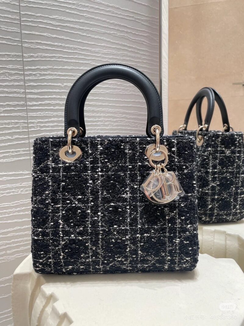 [Lady Dior]。 Coarse black cloth paired with leather. [Lady Dior]. Realistic photo of rough black cloth paired with leather
Triple Queen's Shoulder Strap