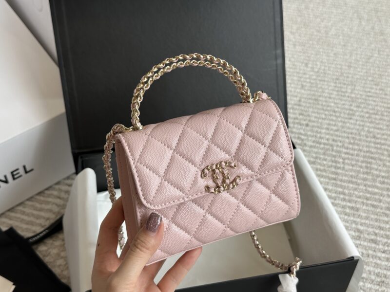 f6706dc6d9.jpg 210 box
size:19*10cm
15*12cm
Xiaoxiangjia 23Kelly Mobile Bag
This bag type is a whole love to live in
Little Kelly Grandma/Exquisite and Cute/
You can put your phone on
Can be carried by hand or slung diagonally
The caviar cowhide is too perfect!