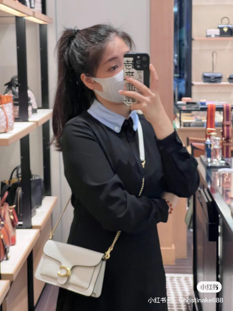 COACH Tabby Family New Member
That's right~The new member of tabby0, also known as the open hanging version, is an 18 centimeter mini version
The point that touched me this time is that Clogo's buckle is wrapped in full leather
The color tone of the ...