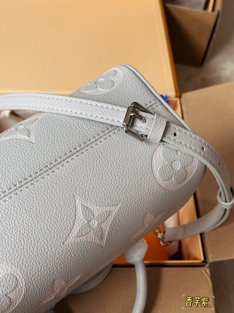 f6768bad6f.jpg 220 new model (with box)
size: 20*14cm
L Home Speedy 20
Let's feel the joy of Speedy together~
This size is just right!
Sweet Potato Purple Speedy 20
Light purple gray blended milk is dripping!
Search: Lv speed 20