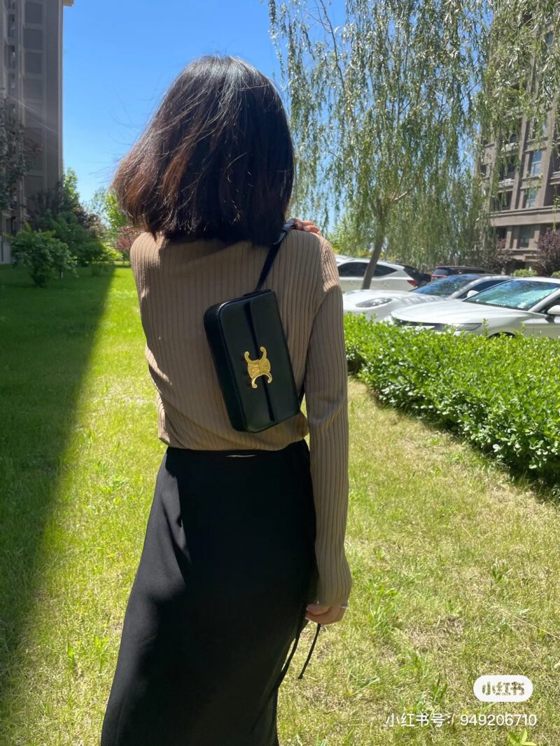 f69602b860.jpg Celine Arc de Triomphe Underarm Bag | Upper Body Picture
The long delayed upper body image is here+
To be honest, it's truly fragrant+
This is just for the sake of observation. When it comes to the small body, the capacity is actually quite large
Bas...