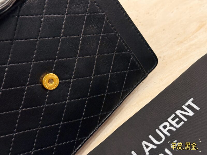 f6a0c6746a.jpg 310 sheepskin/box
size:20*14cm
Saint Laurent YSL sheepskin envelope bag
Lenscope envelope package
Recommended classic bags!
Especially suitable for summer, dear!