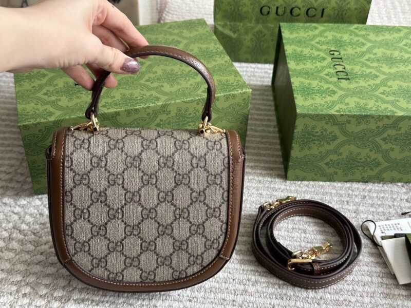 235 box
Size: 18 * 16cm
GG 23ss saddle bag
Classic coffee color, huge and cute size
? Underarm ? Cute little cross carrying!
Search GG 1955 saddle bag