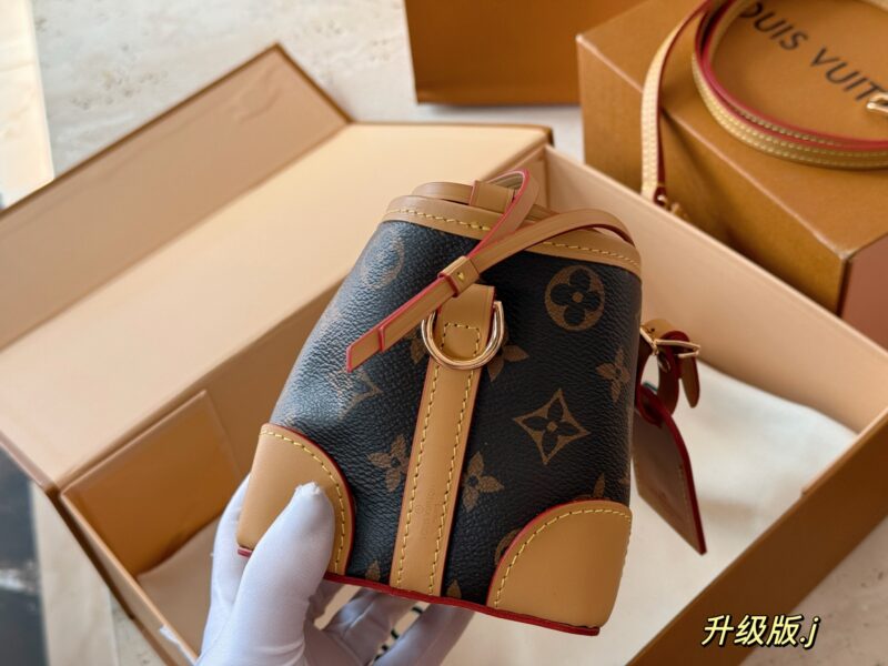 220 boxes
size：12*11cm
L family noe purify
Xiaoshaomai is really cute!
The capacity of the bag is still
（ ?? Can't put down the big phone)
Although the length of the shoulder strap cannot be adjusted
But it's very useful!