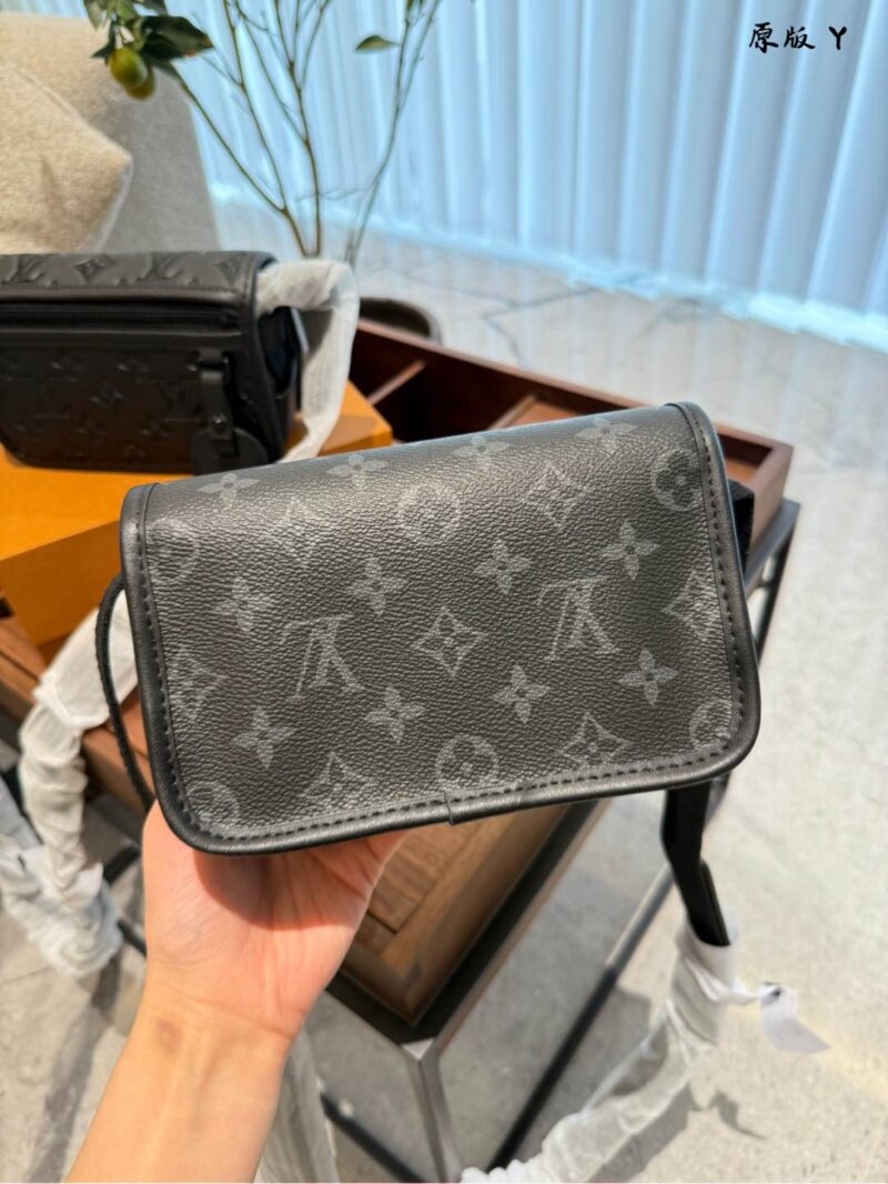 f6afbad69f.jpg Black flower p240 cowhide p260
This bosphore mini handbag is named after the brand's retro bosphore series from the 2000s, achieving comfortable carrying with simple lines and compact configuration, and showcasing classic meaning through a detachable...