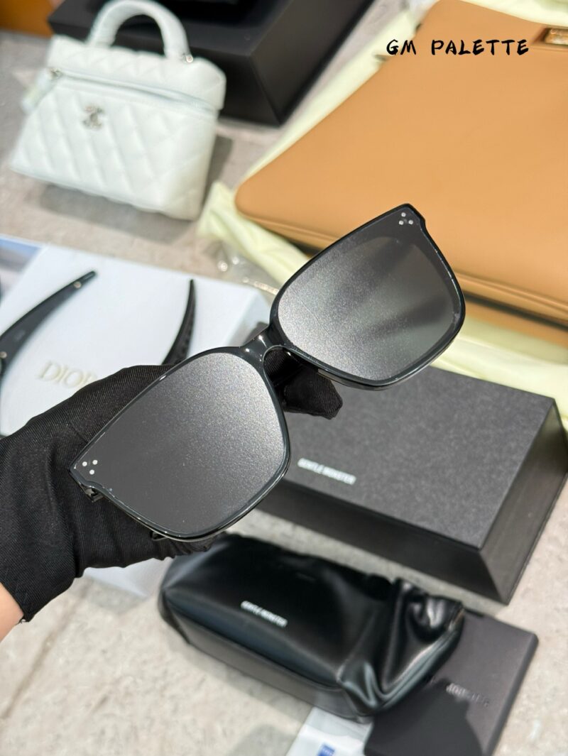 f6b6db7a77.jpg Actual delivery photo p185
Jay Chou's Same Style Gm Palette
Every pair of glasses is a combination of fashion and art. They are not just tools for shade and eye protection, but also fashionable items that showcase individuality. Whether it's the retr...