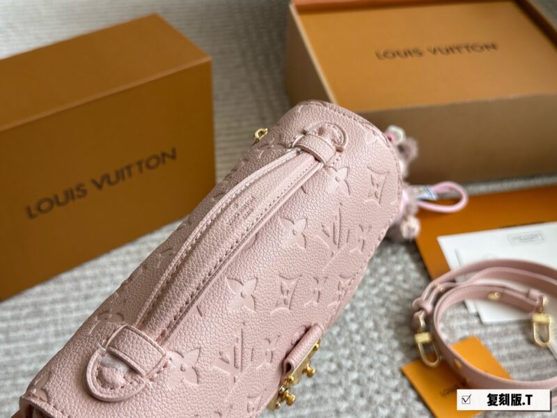 f6bb93a0ee.jpg 300 boxes
size:21*13cm
L's new small postman Metis
Freshly baked cherry blossom powder in spring and summer
The perfect sized LV mailman bag is here
The usage rate is super high!
Cute and lovely finally!! It's out!