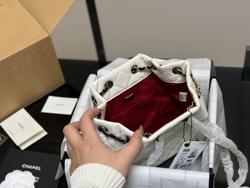 Comes with folding box airplane box
Chanel Gabrielle
I have always loved the classic wandering backpack
It has a light weight and is easy to carry,
It can be carried in any occasion and adapted to any style.
A classic bag that won't go out of style e...