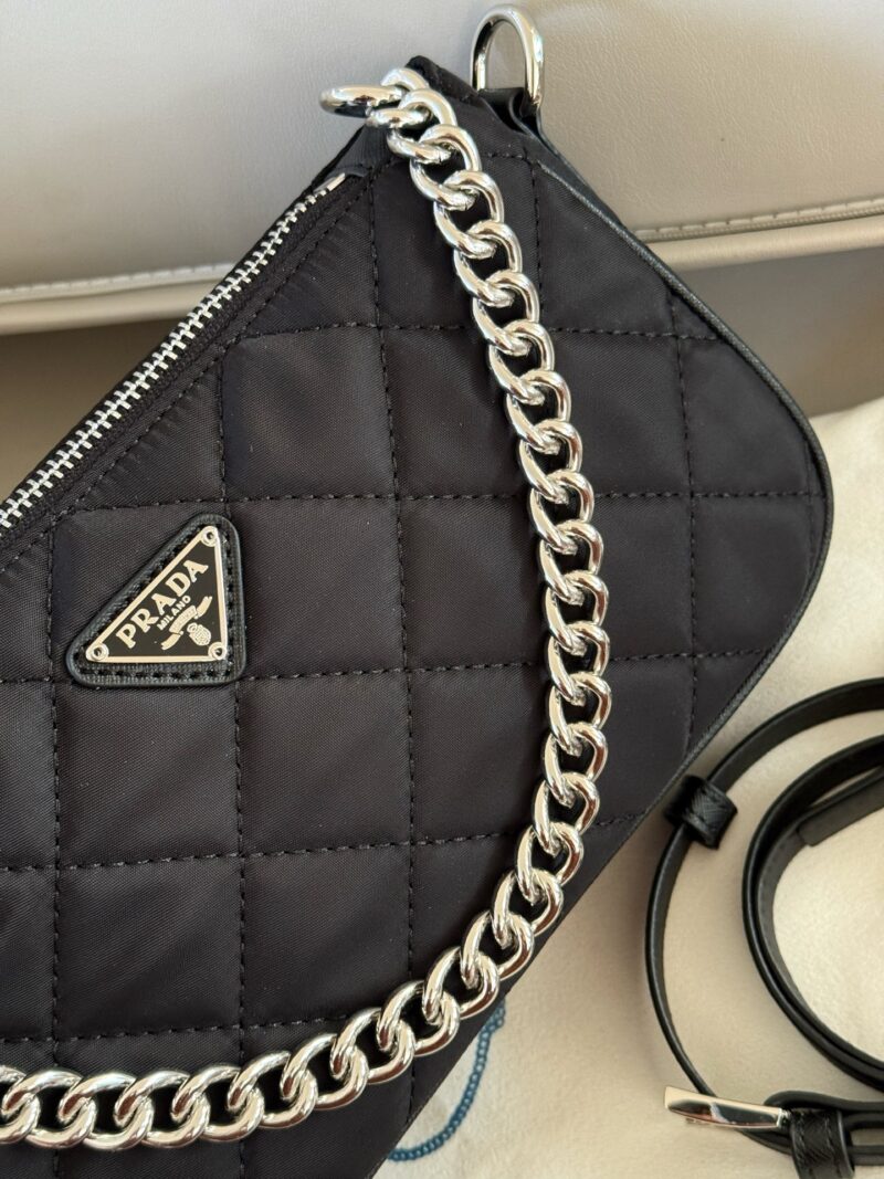 f6c759da68.jpg 165 boxes
size:24*13cm
How versatile Prada vintage armpit bags are!
Different occasions can be matched without any mistakes! Plus unique chains, diverse memorization methods!
I want to choose a lightweight and practical gift box
Just choose it!