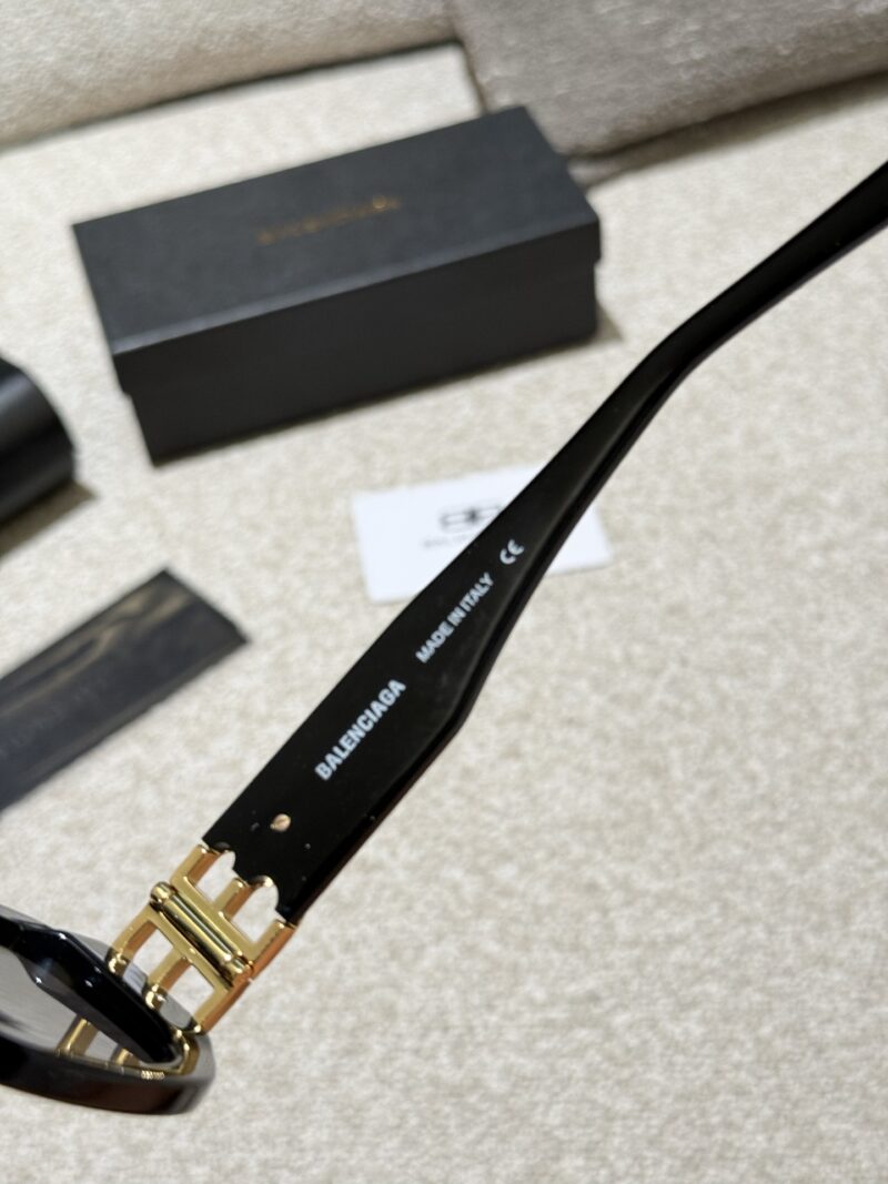 f6c8b9cda7.jpg Balenciaga Sunglasses p210
I can't refuse a bit of suspicion. The same sunglasses as the celebrity look beautiful on my face!
I declare that the retro cat's eye sunglasses are the ancient god cat's eye+narrow frame which is really a Rocket combinatio...