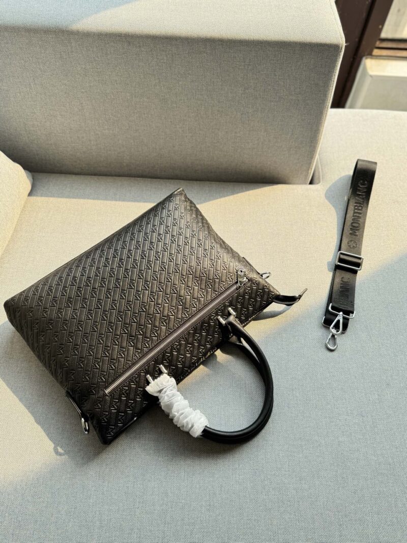 f70039e791.jpg Cowhide 315
size:38×28
MONTBLANC embossed handbag, briefcase, crossbody bag
Compact design, dynamic and agile, cool style, casual and casual. This human friendly bag is made of black leather with an embossed "M" - shaped printed pattern, providing...