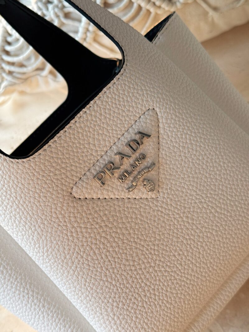 200 boxes
size：18*15cm
Prada Basket of Vegetables
Counter tote bag
leather handbags ?
Cowhide quality ??
Leather wrapped magnetic buckle main compartment ?