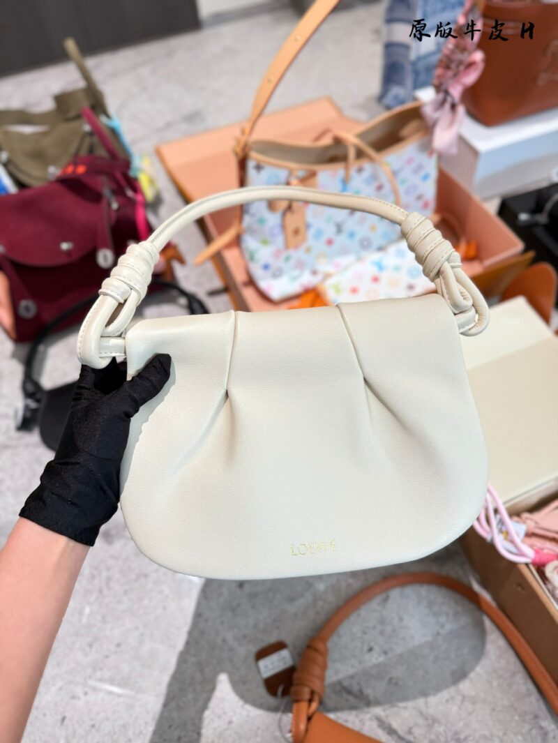 f70720ede3.jpg Actual delivery photo of p320 cowhide
Brand new Paseo satchel handbag
Size: 25-17-8cm
V has exquisite workmanship, a simple and elegant silhouette, a unique and soft pleated structure, an ultra lightweight construction, Napa soft cowhide leather (ful...