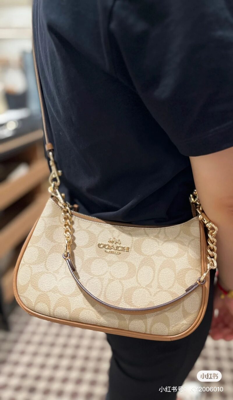 f70849d508.jpg Coach~Underarm Bag~Milk Tea Color
There must be something in my bag during summer -This is an underarm bag
Underarm bag, definitely check out the Teri series from the Coach family
Underarm or crossbody can be used~Practical and versatile
New milk tea...