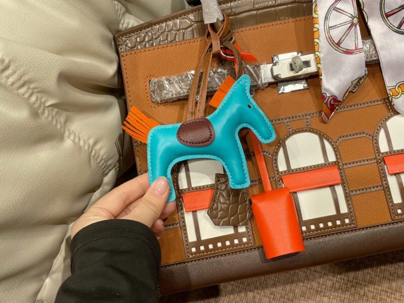 f71f390f09.jpg Folding box ? Airplane Box
Hermes new Birkin house handbag
The elements of the house seem to bring fairy tales into reality
Unique and adorable, absolutely eye-catching ??
Open the mouth, pick up the casual, lazy and buckle up temperament
Exqui...