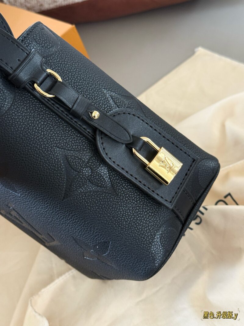 f7208eaf40.jpg 235 box
size:18*16cm
ALL IN BB Heavy Attack/
Who wouldn't be confused after reading this!
I didn't expect to like it more and more as I watched it
There are two sizes of holes for L home AII IN BB
25ss bucket bag
